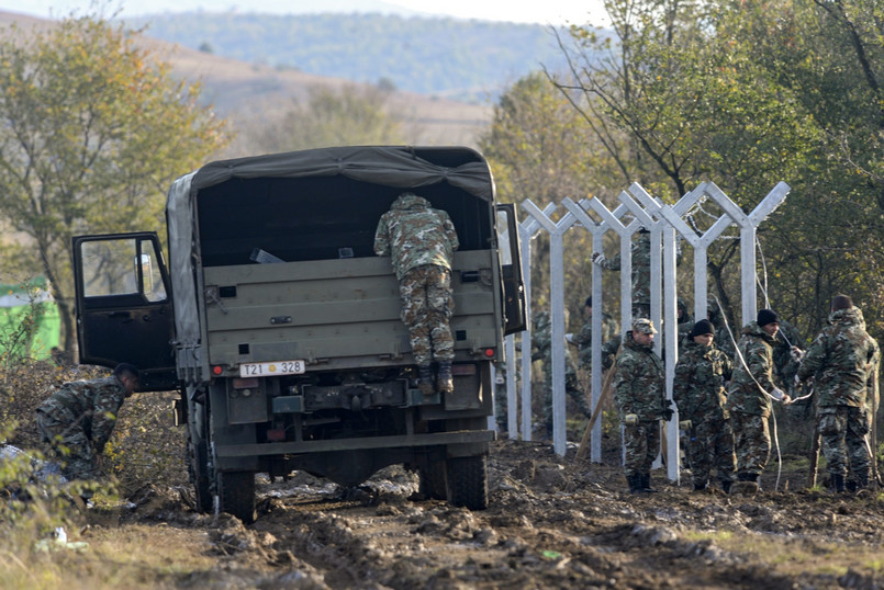 Ogrodzenie postawiły wcześniej Węgry - na swojej granicy z Serbią i Chorwacją. Władze w Skopje informowały, że być może postawienie porządnego płotu będzie konieczne. Przygotowania trwały od jakiegoś czasu. Żołnierze mieli rozkaz oczyszczenia i przygotowania pasa nadgranicznego. Zapora powstaje w miejscu, gdzie przez granicę przedostaje się z terytoruim Grecji największa liczba imigrantów.