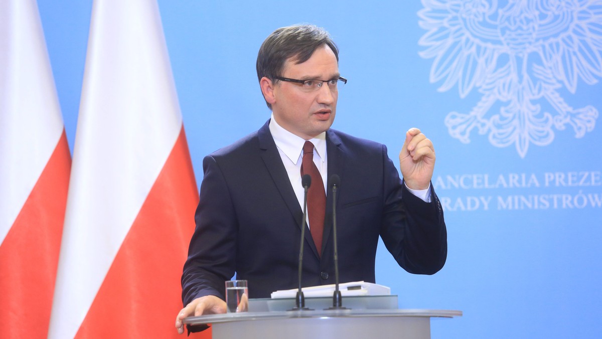 "Wydarzenia, które budzą obawę także o bezpieczeństwo przebywających w Niemczech Polaków, zostały na kilka dni zatajone przez niemieckie media. Były minister spraw wewnętrznych Niemiec Hans-Peter Friedrich nazwał to wręcz kartelem milczenia. Cenzurowanie tych informacji przez niemieckie media wprawiło w osłupienie opinię publiczną na świecie" - pisze MS Zbigniew Ziobro do komisarza UE Guenthera Oettingera.