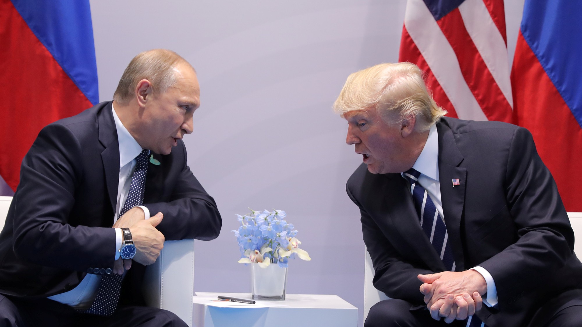 Vladimír Putin a Donald Trump sa rozprávajú počas staršieho  stretnutia na summite G20 - archívne foto