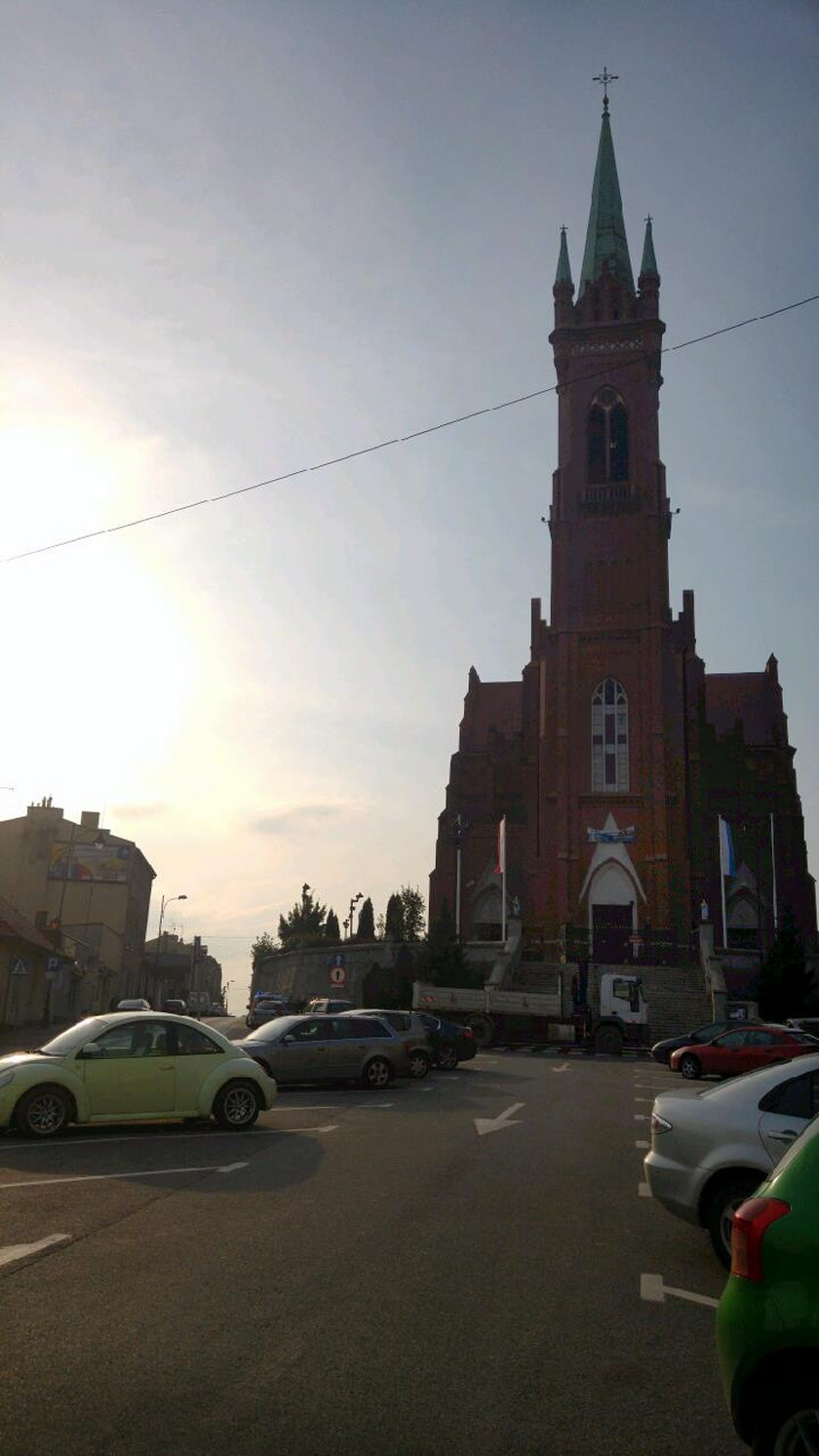 Pęknięcie murów kościoła w Zgierzu  przy placu Jana Pawła II