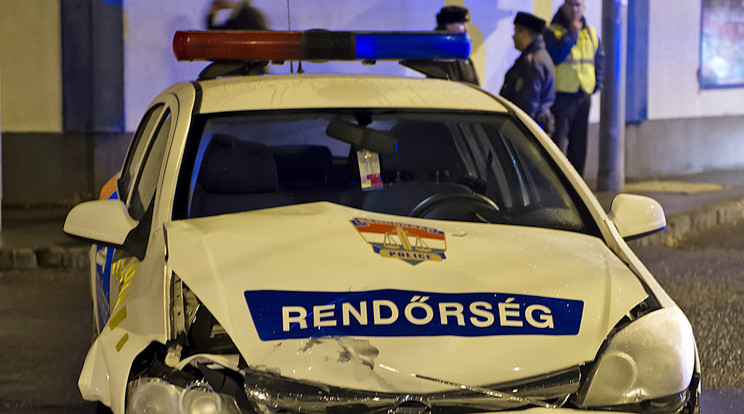 A rendőrautó egy személyautóval ütközött /Fotó: MTI - Lakatos Péter