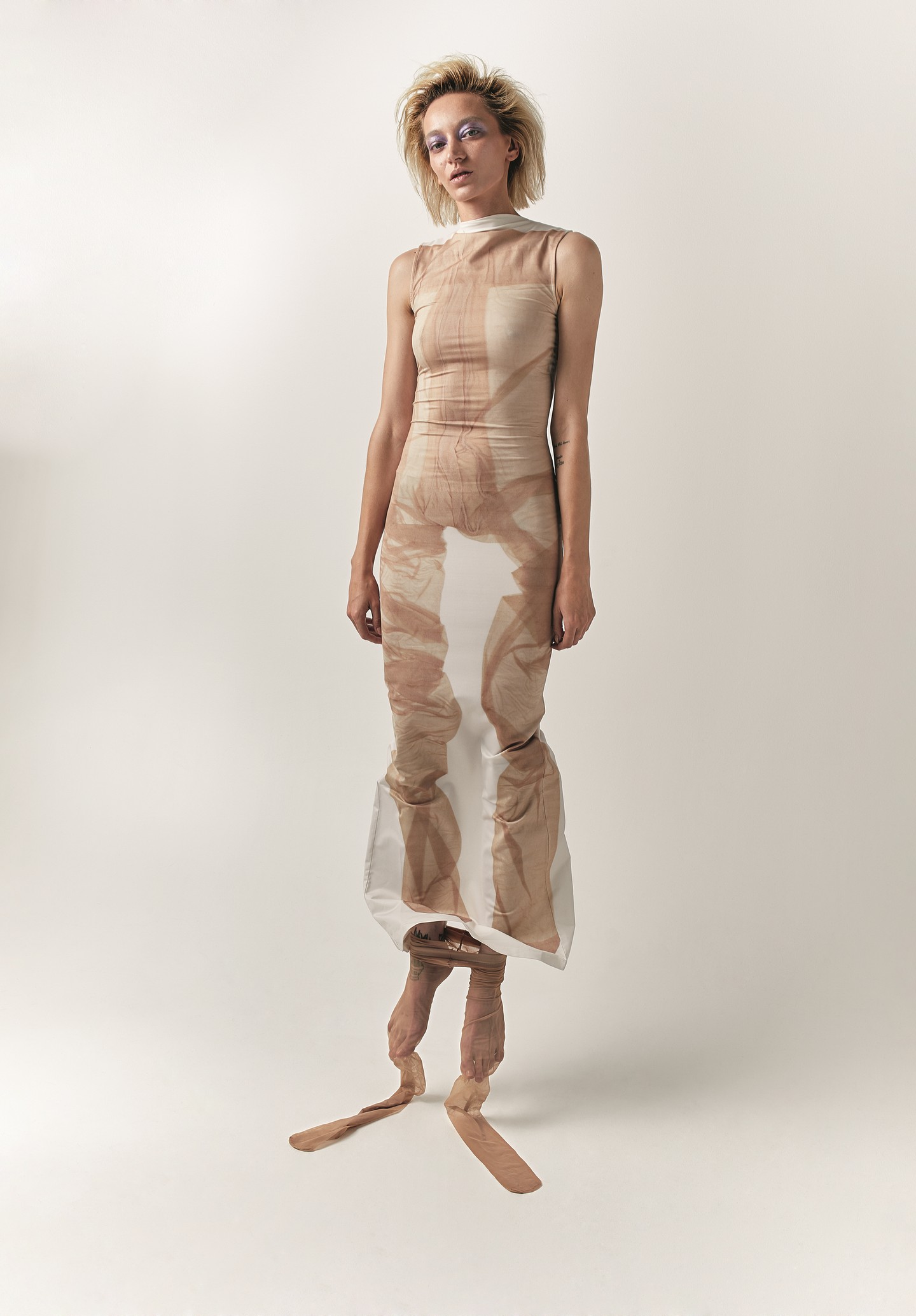 ACNE STUDIOS - Az ACNE STUDIOS stílusának megfogalmazása nem könnyű feladat. Minimalista, időtlen, mégis elég hangos ahhoz, hogy felkeltse a figyelmet. Jonny Johansson csupán 1996-ban alapította a márkát, amit egyedülálló stílusával szinte azonnal a divatipar egyik vezetőjévé tett. Ruha: ACNE STUDIOS net-a-porter.com