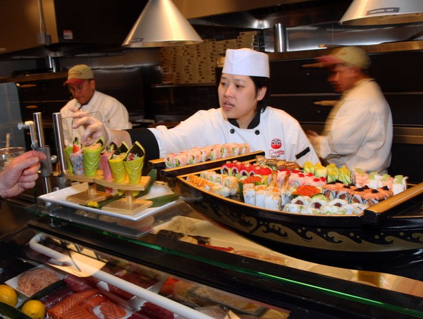 Szał na restauracje serwujące dania kuchni polskiej powoli przemija. W większych miastach triumfy święci sushi. Przez ostatni rok liczba klientów w tego rodzaju lokalach wzrosła o ok. 20 proc. I coraz lepiej w branży się dzieje.