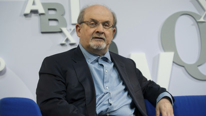 Gyilkossági kísérlet miatt emeltek vádat Salman Rushdie merénylője ellen