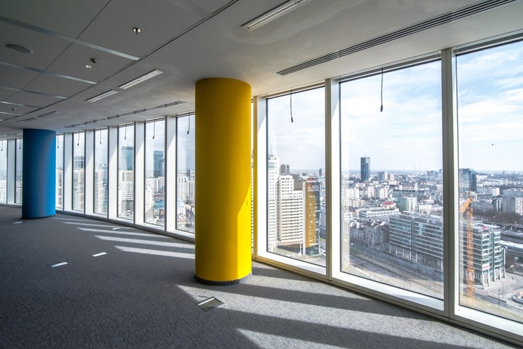 Budowa kompleksu Warsaw Spire rozpoczęła się w połowie 2011 roku. Skala inwestycji była spektakularna. Do budowy biurowców  zużyto rekordowe ilości materiałów:  120 tys. m sześć. betonu (wypełniłyby około 40 basenów olimpijskich), 13 tys. ton stali (tyle waży ponad 70 samolotów typu Jumbo Jet) i 52 tys. mkw. szkła elewacyjnego. W szczytowych momentach na placu budowy pracowało aż 1,2 tys. osób, a materiały budowlane dostarczało nawet 200 ciężarówek dziennie.