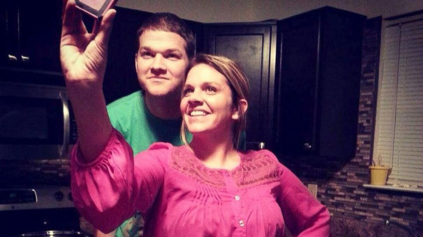 Elizabet Bojs sa svojim bratom Tobijem Hardijem