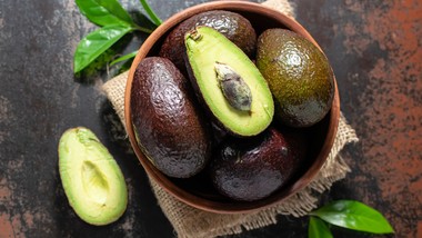 czym się różni awokado hass od klasycznego? nie tylko kolor. różnice są znacznie większe które awokado jest zdrowsze