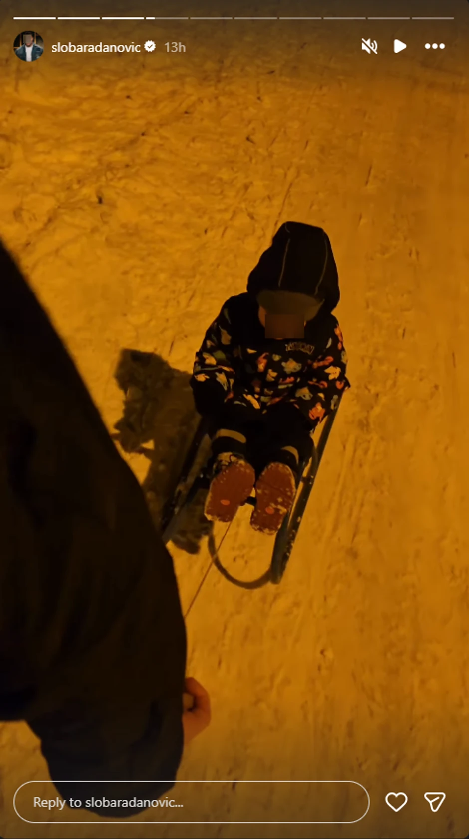 Sloba Radanović vuče sina na sanke