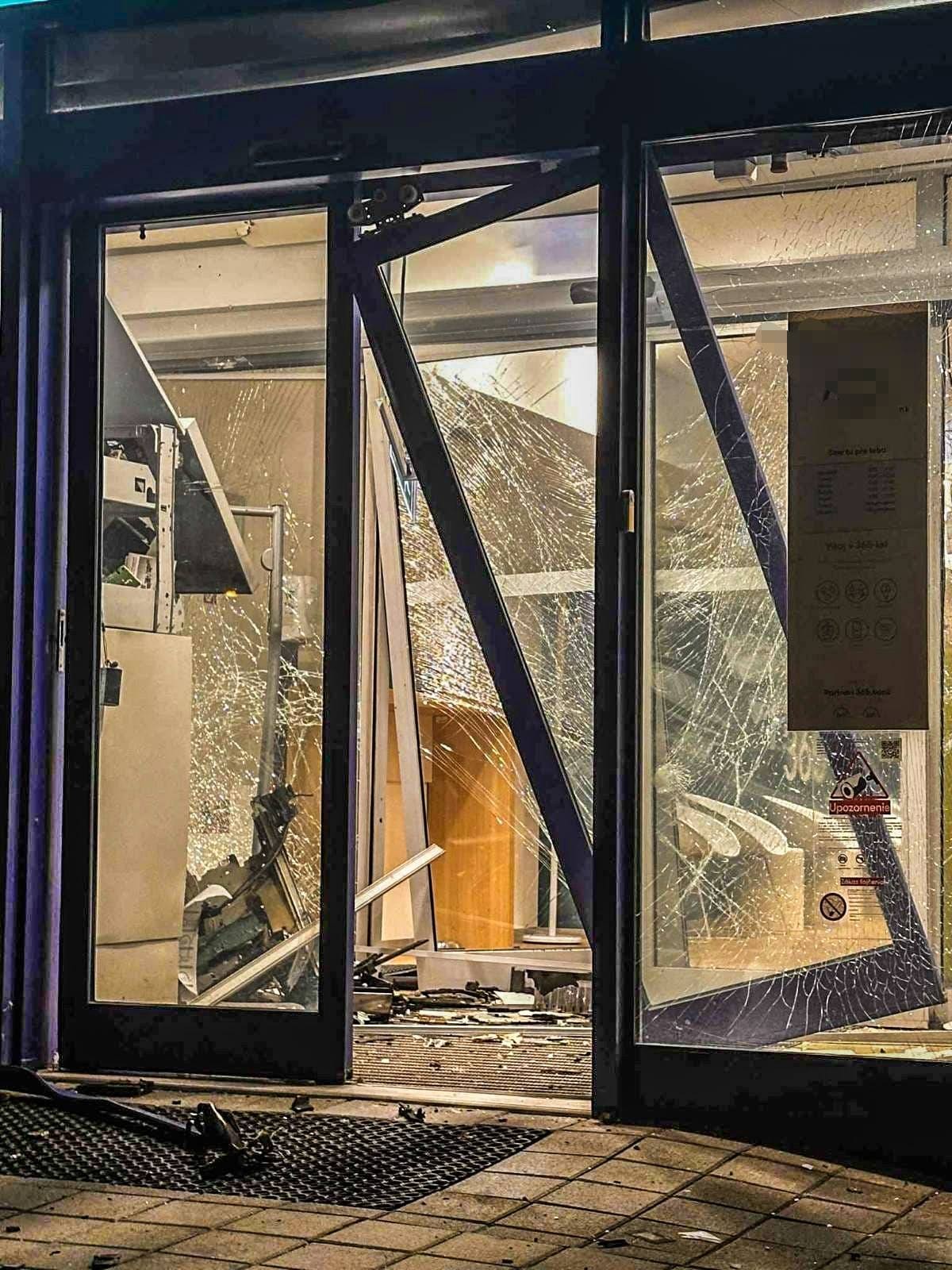 Polícia vyšetruje poškodenie vstupu do banky a bankomatu v Košiciach.