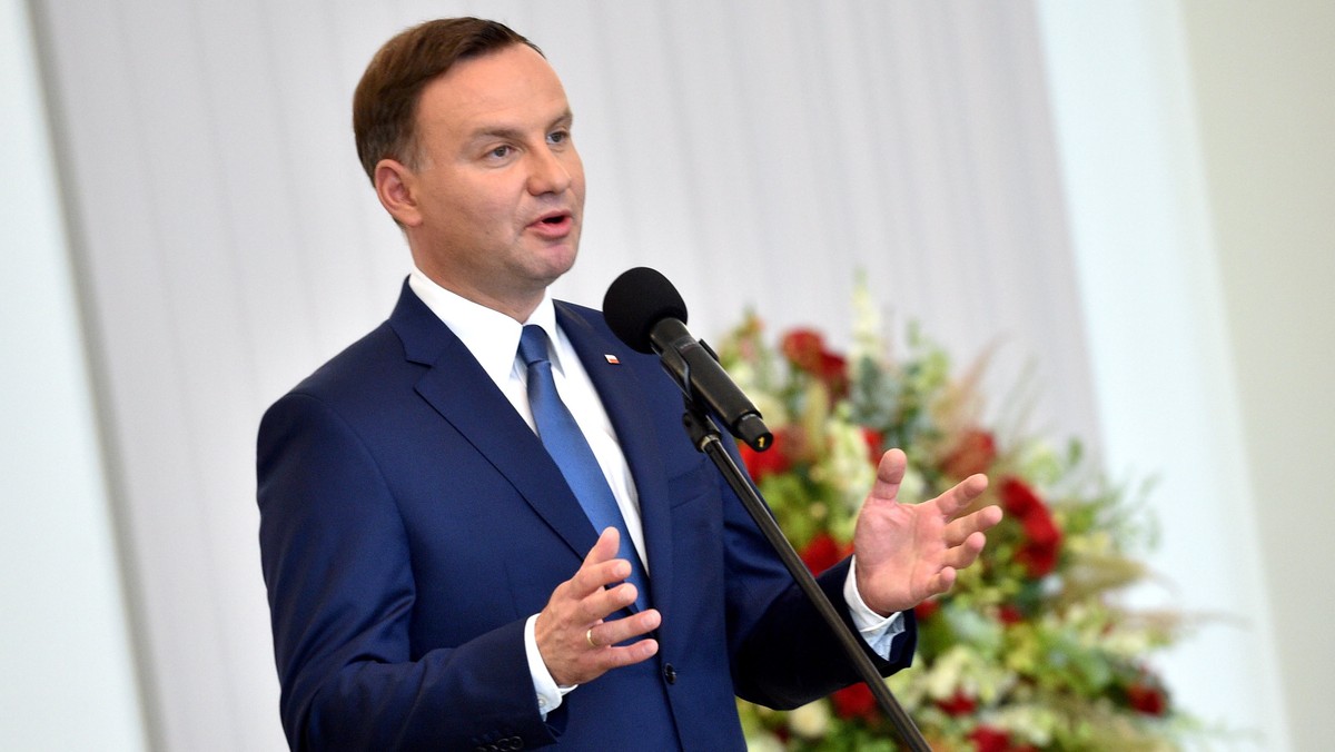 Prezydent Andrzej Duda powiedział, że rozważy wniosek Beaty Szydło, by do wrześniowego referendum dopisać trzy pytania: o wiek emerytalny, obowiązek szkolny 6-latków i Lasy Państwowe.