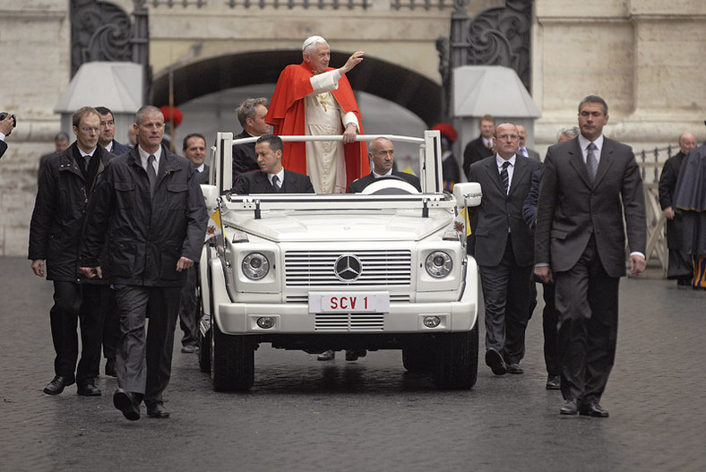 Mercedes-Benz: Papież ma nowy papamobil