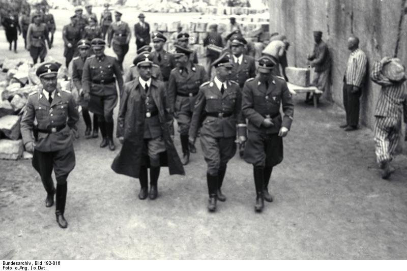 Franz Kutschera (w długim płaszczu) podczas wizytacji Heinricha Himmlera w niemieckim obozie koncentracyjnym Mauthausen-Gusen