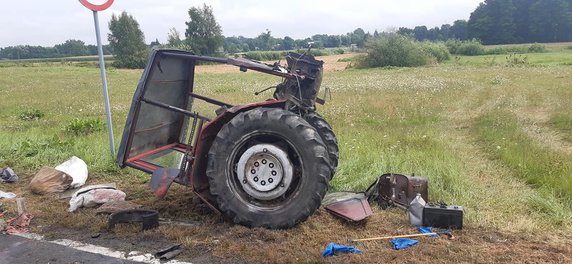 W Dołhobrodach w pow. włodawskim na skrzyżowaniu zderzył się ciągnik rolniczy z samochodem osobowym