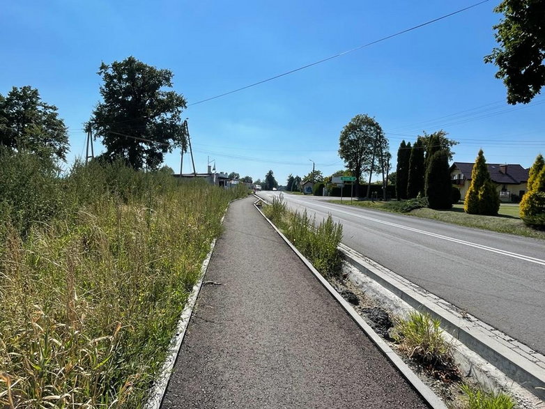 Początek ścieżki w Wiśle Wielkiej, za skrzyżowaniem z ulicą Brzozową - 05.08.2022 - autor: pless.pl