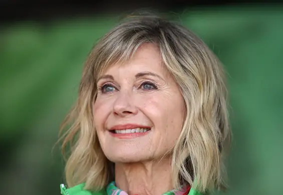 Olivia Newton-John uhonorowana przez królową. Jak zmieniała się na przestrzeni lat?