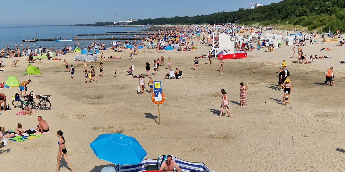 Nad Bałtykiem jest sporo turystów, ale tłumy na plażach nie oznaczają tłumów w lokalach. Ludzie nie chodzą po lokalach. Wielu gotuje sobie obiady na kwaterach.