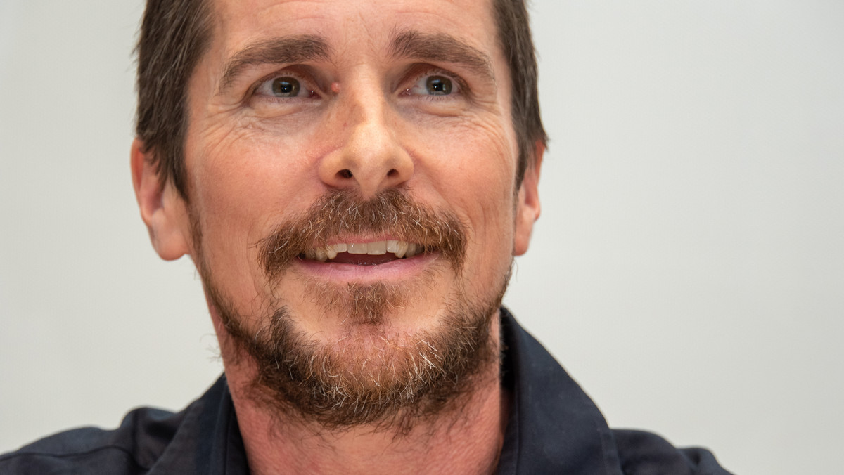 Christian Bale, znany ze swojego metodycznego podejścia do aktorstwa, uratował życie reżysera Adama McKaya. Tak przynajmniej uważa sam McKay, który twierdzi, że rozmowa z aktorem pozwoliła mu wcześnie zareagować na symptomy ataku serca.