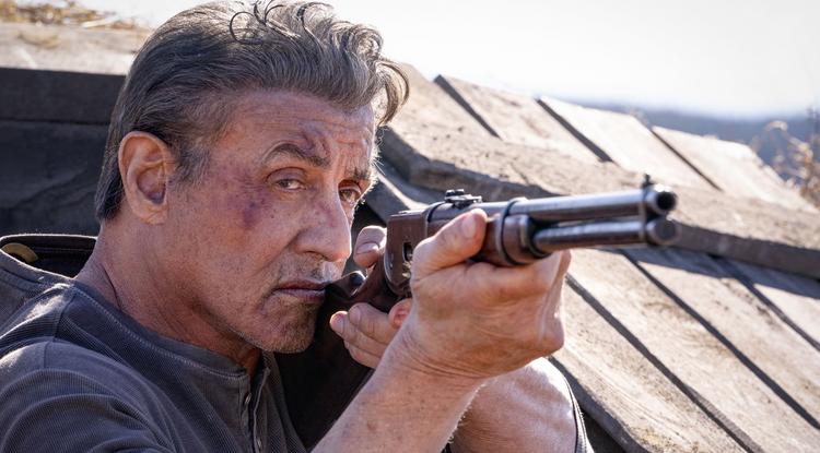 Sylvester Stallone Rambo szerepében.