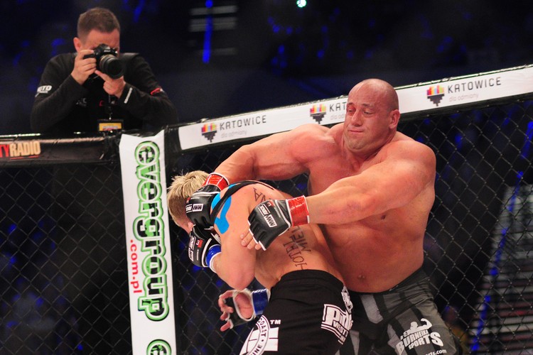 Żenujący 'popis' striptizera i 'Koksa'. Ganiali się po ringu