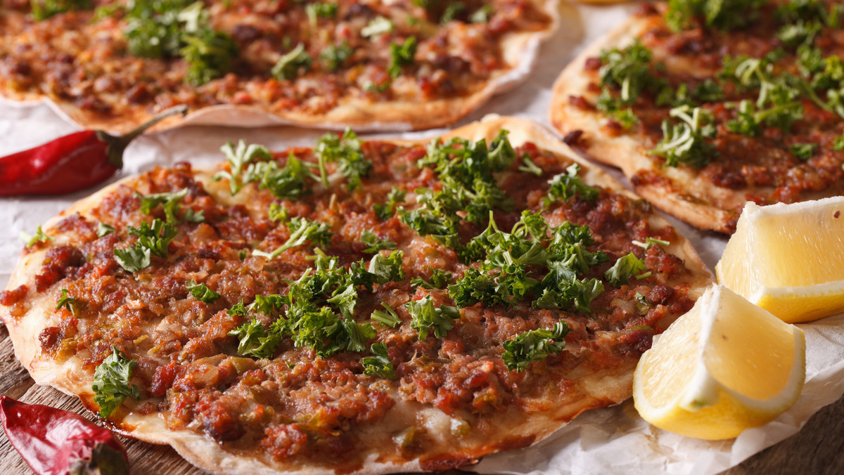 Lahmacun (turecka pizza) w wersji klasycznej i wegetariańskiej - przepis