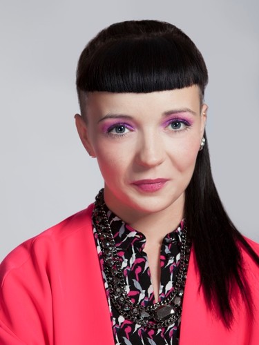 Kobieta o typie urody ZIMA w makijażu wieczorowym