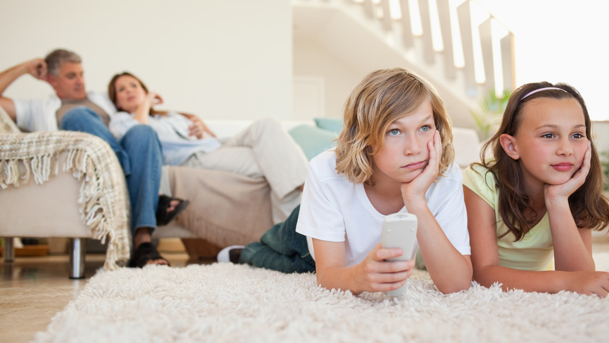 Nowe badania pokazują, że 8 na 10 rodzin spędza wolny czas przed ekranami telewizorów, komputerów i urządzeń mobilnych, nie przeznaczając go na bardziej aktywne formy rozrywki.
