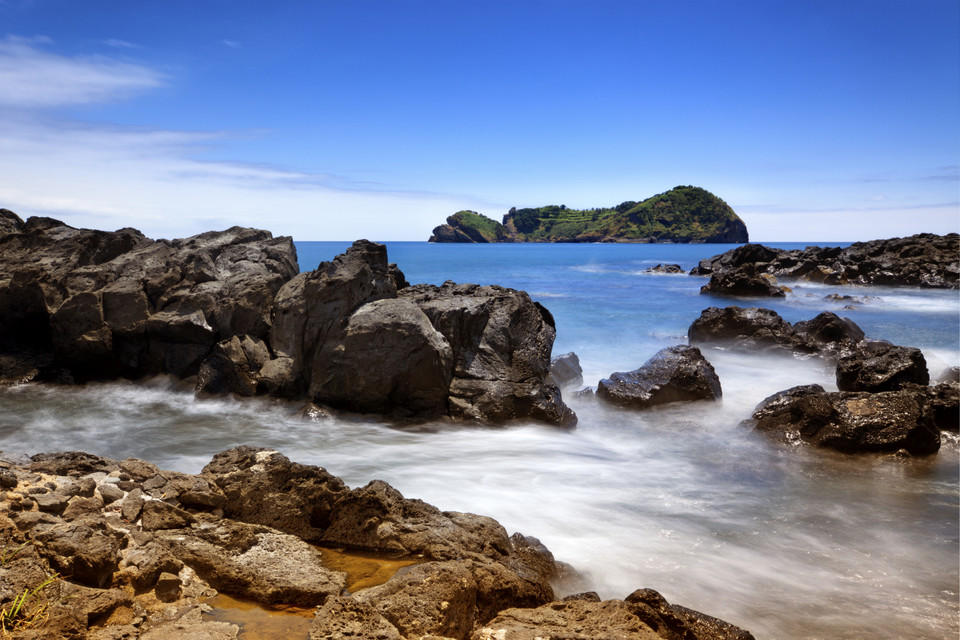 Azory - wybrzeże wyspy Sao Miguel i skalista wysepka Vila Franca