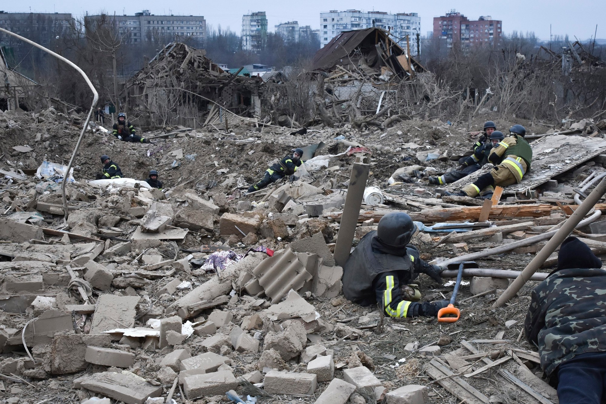 Rusko zaútočilo dronmi, raketami či delostrelecky na energetické zariadenia vo viacerých oblastiach.