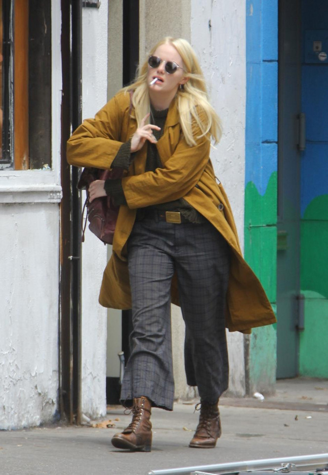Emma Stone w stylowym płaszczu na planie serialu "Maniac"