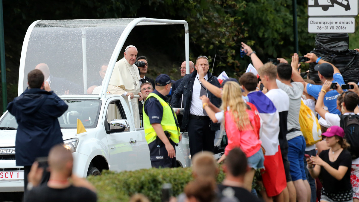 Pielgrzymi są zgodni: warto było czekać nawet trzy godziny dla tych kilkunastu sekund bliskiego spotkania z papieżem Franciszkiem, jadącego papamobile. Uczestników ŚDM i mieszkańców nie zraziła nawet ulewa.