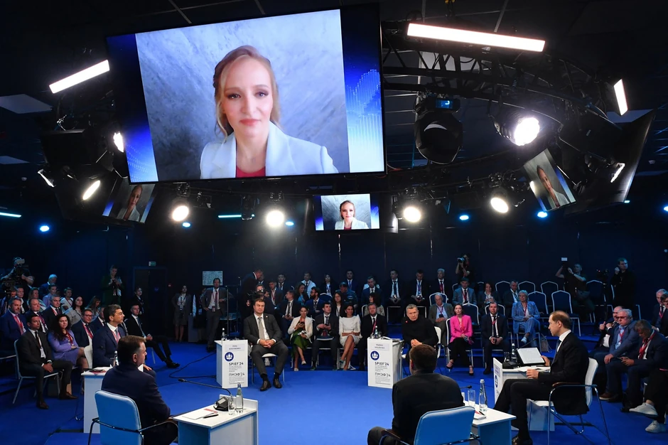 Katerina Tihonova obratila se forumu u Sankt Peterbugru 6. juna preko video linka
