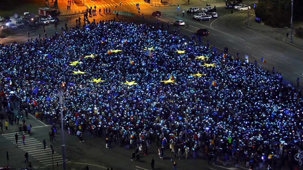 Tysiące Rumunów wyszły wczoraj, 27 dzień z rzędu, na ulice Bukaresztu, by zaprotestować przeciwko centrolewicowemu rządowi. Uczestnicy manifestacji ustawili się w kształt flagi UE, wyrażając w ten sposób swe poparcie dla Wspólnoty Europejskiej i jej wartości.