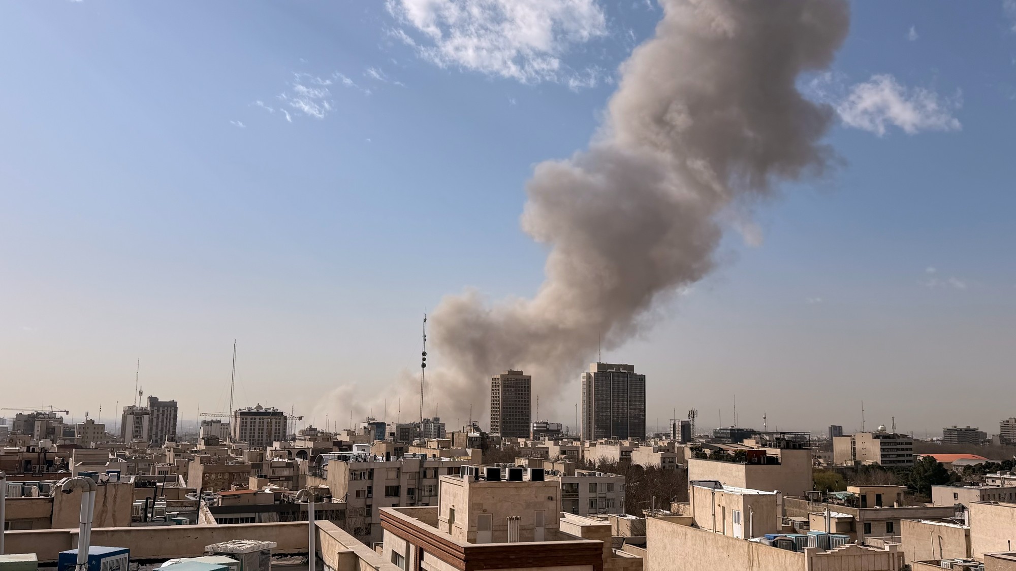 Izrael v sobotu ráno zaútočil na Irán a vyhlásil výnimočný stav. 