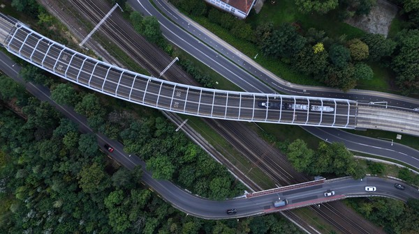 Wiadukt wzdłuż ulicy Strzegomskiej sąsiaduje z olbrzymią konstrukcją, którą po TAT jeżdżą od ponad roku tramwaje i autobusy