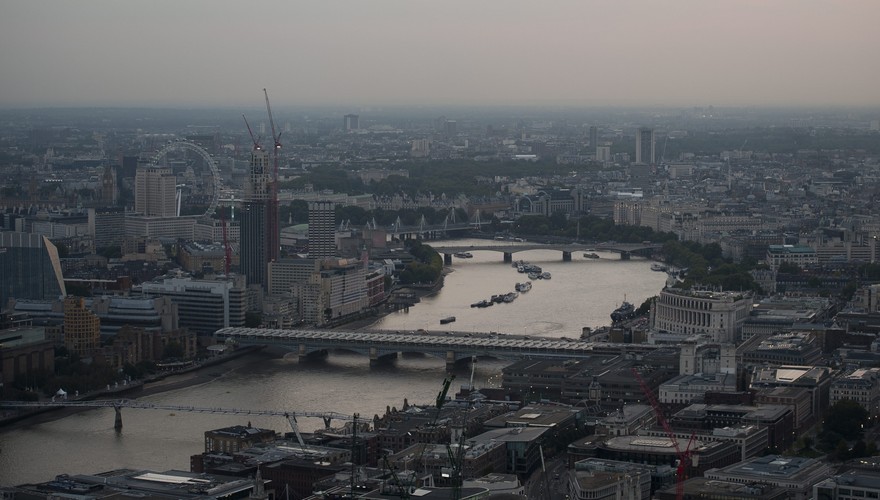 Londyn widziany z najwyższego piętra Leadenhall Building najnowszego wieżowca londyńskiego City. Na zdjęciu widoczna jest panorama miasta w kierunku Wesminster, dzielnicy środkowego Londynu, oraz rzeka Tamiza. Na terenie dzielnicy Wesminster znajduje się m.in. Pałac Westminsterski, będący siedzibą brytyjskiego parlamentu, siedziba londyńskiej policji (Scotland Yard) oraz Pałac Buckingham siedziba brytyjskich monarchów.
<br><br> EPA / WILL OLIVER <br>Dostawca: PAP/EPA