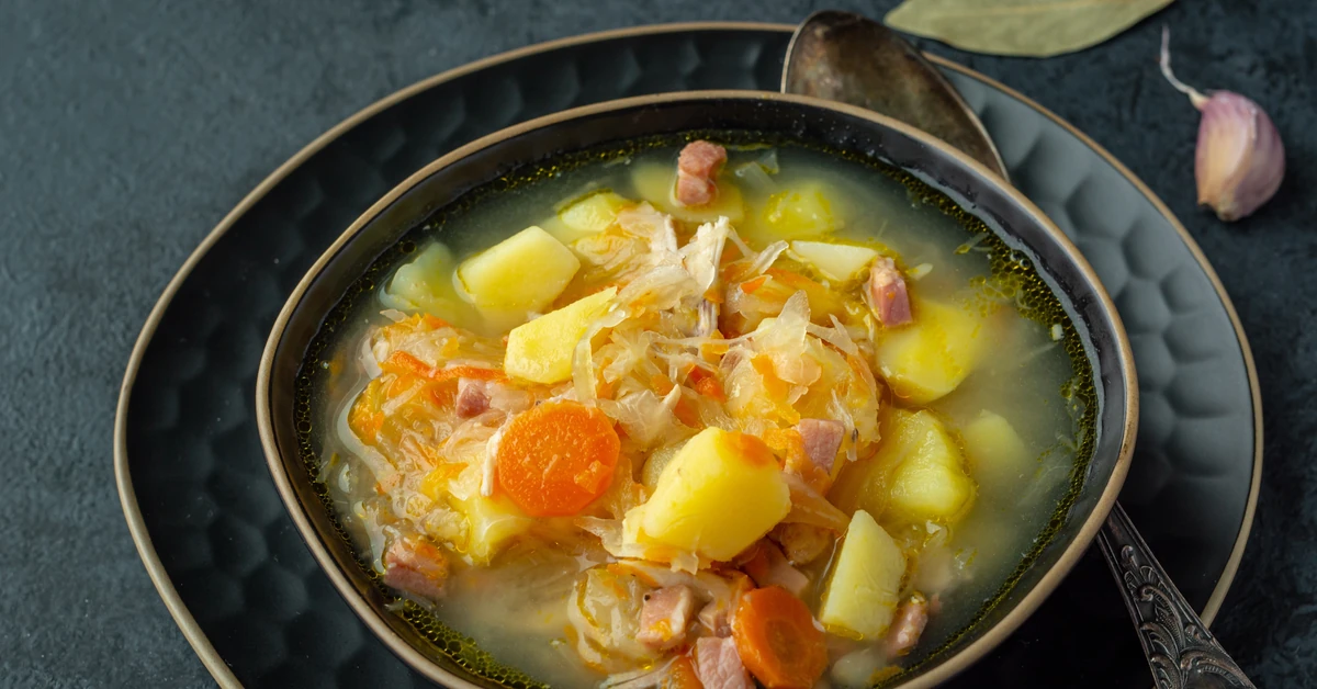 Ta zupa z czasów PRL to jedna z najzdrowszych na świecie. Zapomniany skarb powraca w wersji fit