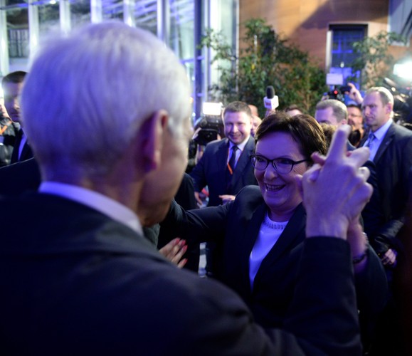 Ewa Kopacz w budynku TVP po debacie z Beatą Szydło