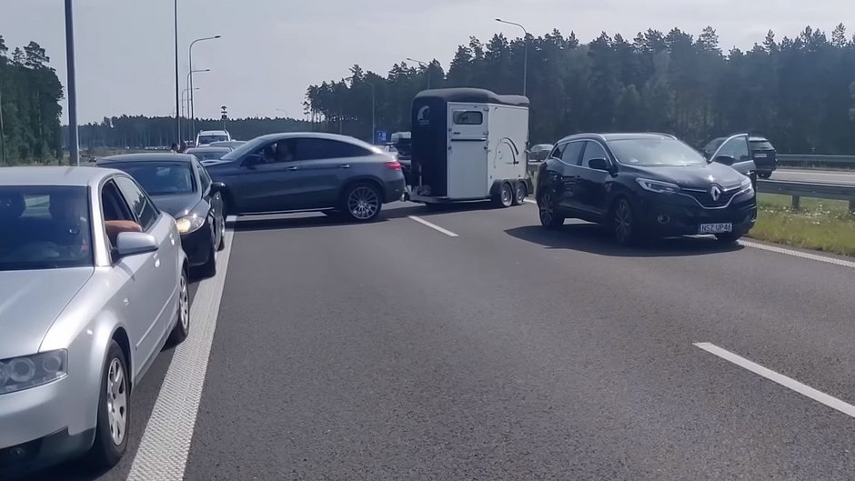 Szczyt nieodpowiedzialności. Po wypadku na S7 zawracali korytarzem życia i pasem zieleni [WIDEO]