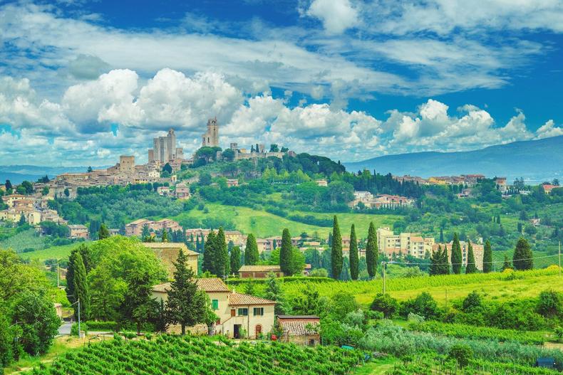 Las ciudades pequeñas como San Gimignano en Toscana son menos turísticas que Florencia y Siena.