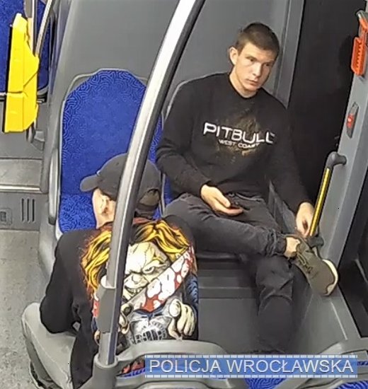 Brutalny napad we Wrocławiu. Tych mężczyzn szuka policja