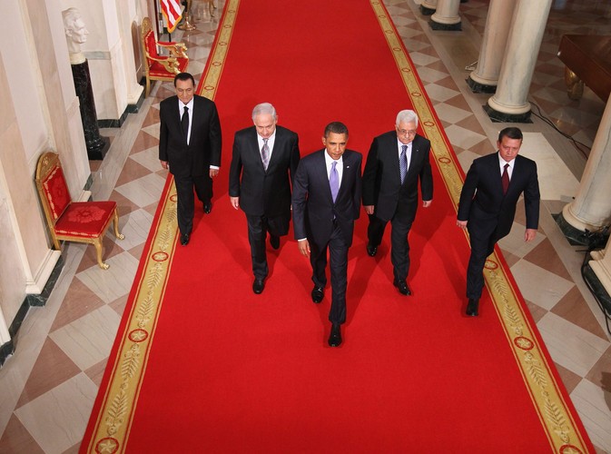 Rozmowy pokojowe na Bliskim Wschodzie. Egipskie gazety przestawiły na fotografii prezydenta Mubaraka (pierwszy z lewej) na czoło grupy liderów