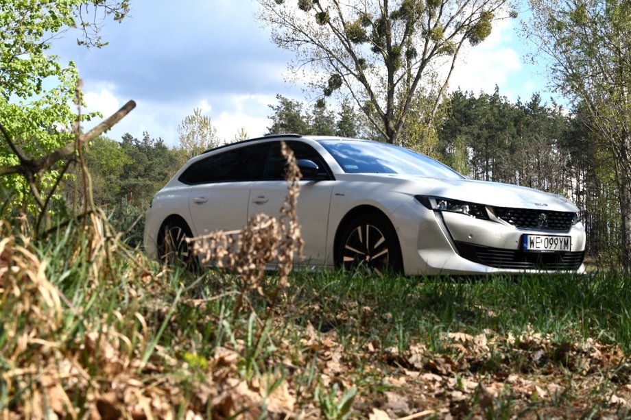 Peugeot 508 SW HYbrid mierzy blisko 478 cm długości. Sportowy charakter podkreśla niskie nadwozie - 142 cm wysokości. 