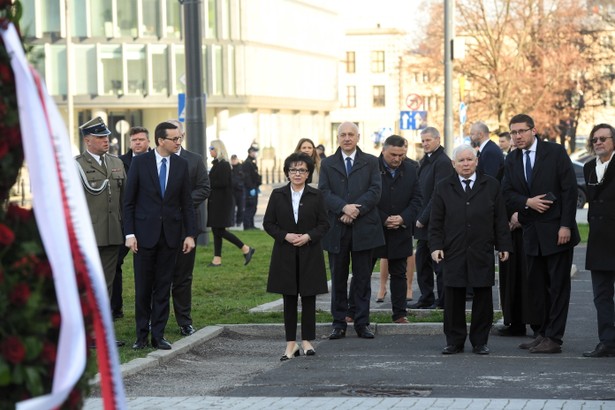 Obchody 10. rocznicy katastrofy smoleńskiej. Prezes PiS Jarosław Kaczyński, premier Mateusz Morawiecki oraz marszałek Sejmu Elżbieta Witek składają wieniec pod pomnikiem prezydenta Lecha Kaczyńskiego, 10 bm. na pl. Piłsudskiego w Warszawie.