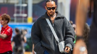 Lewis Hamilton sa Rimowa torbom 