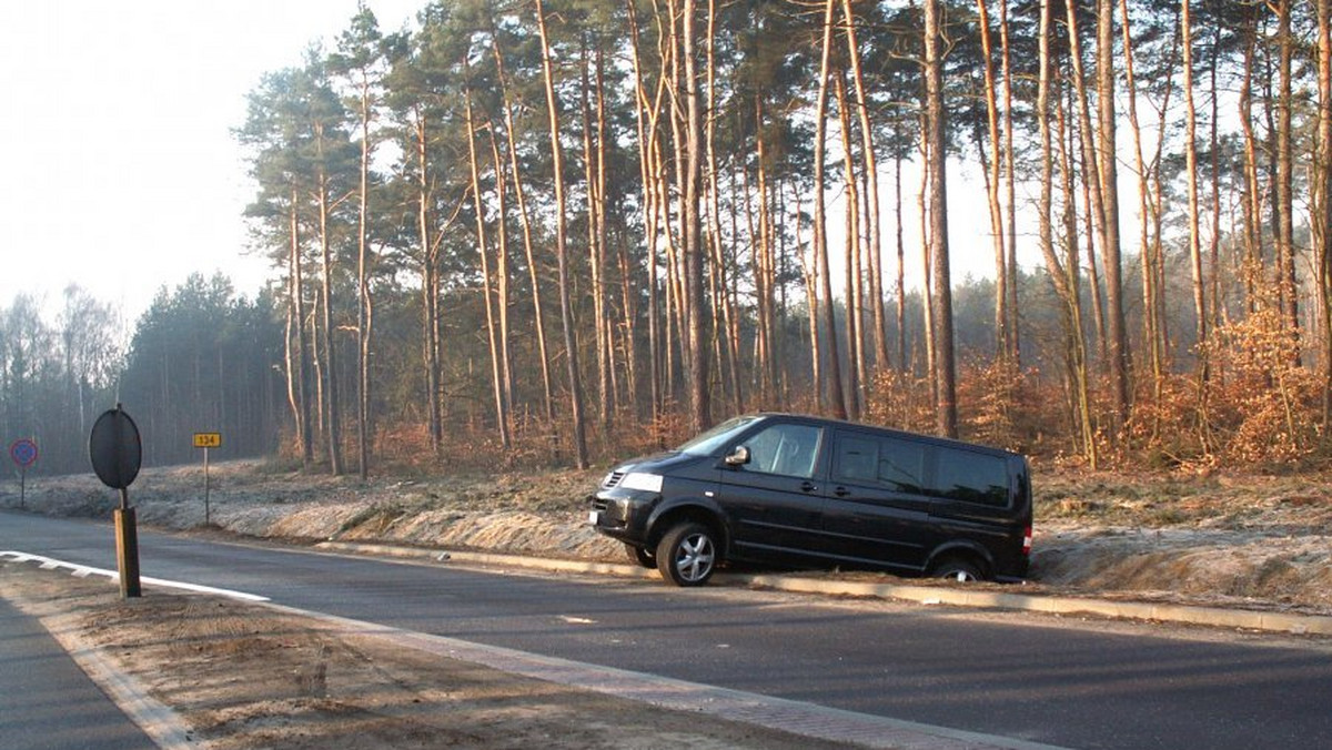 Dzięki sprawnej akcji słubickich policjantów i Straży Granicznej kolejny raz odzyskano skradziony w Niemczech samochód. Uciekający VW T5 mężczyzna zatrzymany został na krajowej "dwójce" dziś nad ranem.