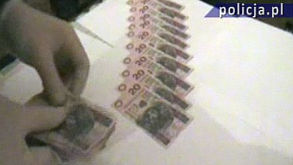 Policjanci z CBŚ zatrzymali 32-letniego Piotra K. mieszkańca województwa pomorskiego, przy którym zabezpieczyli ponad 300 podrobionych banknotów 100-, 20- i 10-złotowych.