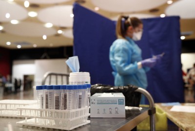 Dr Rajewski: Epidemia wymknęła się spod kontroli. Dobowe liczby zakażeń trzeba pomnożyć razy 5 albo 10