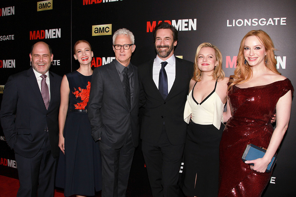 Obsada serialu "Mad Men" z jego twórcą, Matthew Weinerem (pierwszy z lewej)