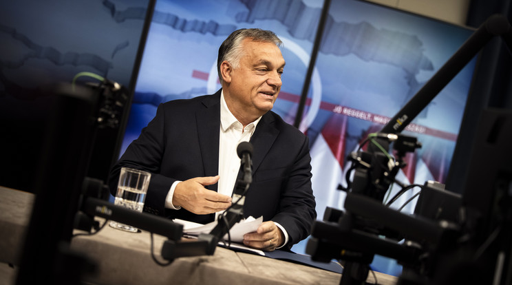 A Miniszterelnöki Sajtóiroda által közreadott képen Orbán Viktor kormányfő interjút ad a Jó reggelt, Magyarország! című műsorban a Kossuth Rádió stúdiójában 2021. október 15-én / Fotó: MTI/Miniszterelnöki Sajtóiroda/Fischer Zoltán