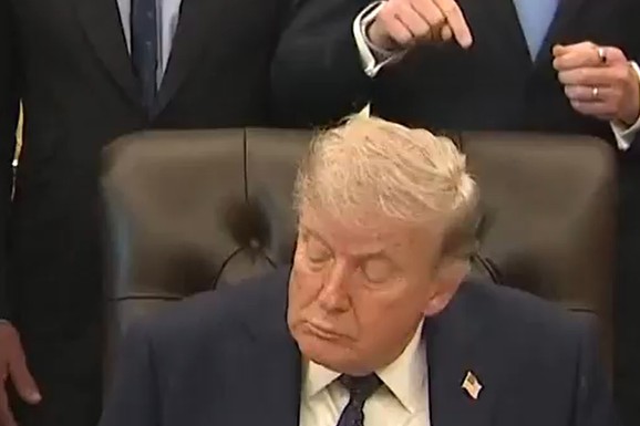 (VIDEO) USTAJ, SPAVALICE! Trampa sustigla Bajdenova "bolest" (a njemu se smejao): Zadremao usred mitinga u Beloj kući, malo je falilo da PADNE